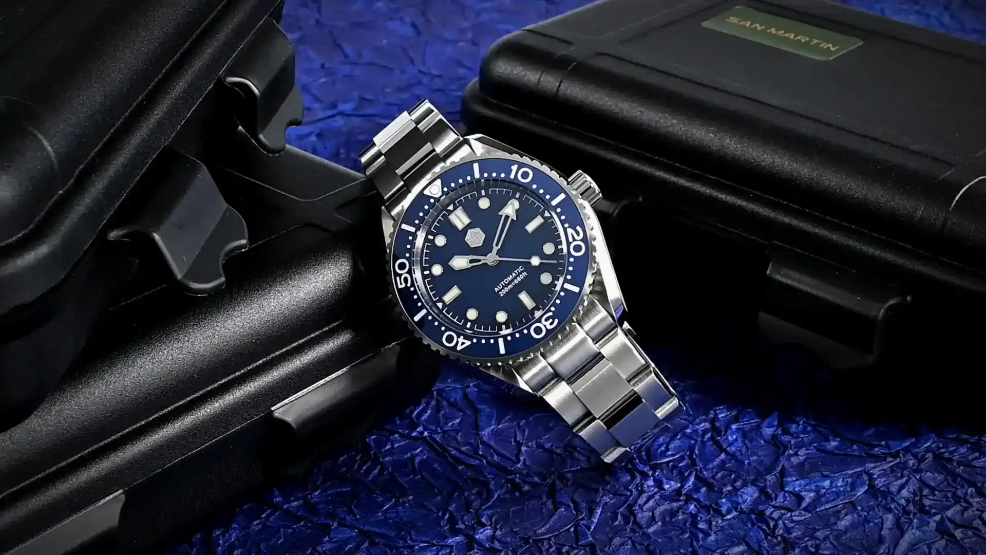 Mechanischer Chronograph mit blauem Zifferblatt auf dunklem Lederetui