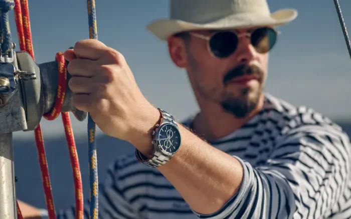 Yacht im Abendlicht, eine Uhr fällt ins Meerwasser
