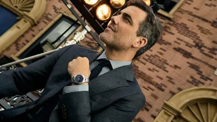 Stilvoller Herr mit Uhr in einer Opernloge