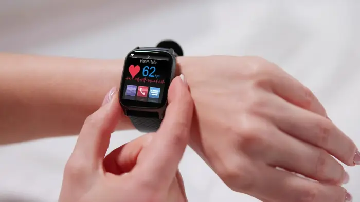 Smart Watch mit dunklem Zifferblatt und Gesundheitsdaten